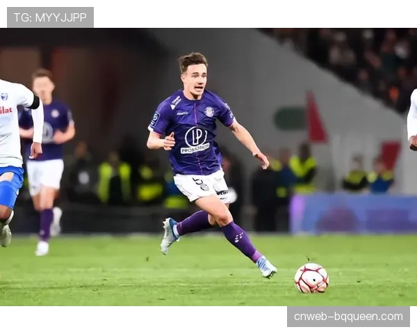 特写:图卢兹队长高声指挥队友进行压迫,手势明确 特写:图卢兹队长高声指挥队友进行压迫,手势明确